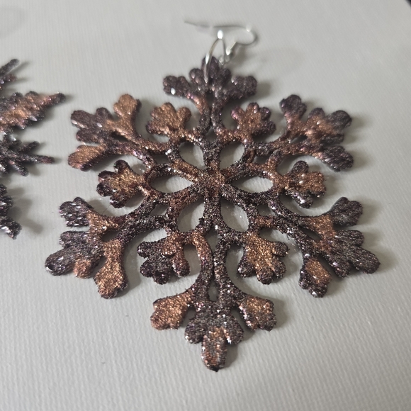 HANDCRAFTED Snowflake Pierced Earrings HANDPAINTED Holiday Jewelry Accessories - Picture 6 of 17
